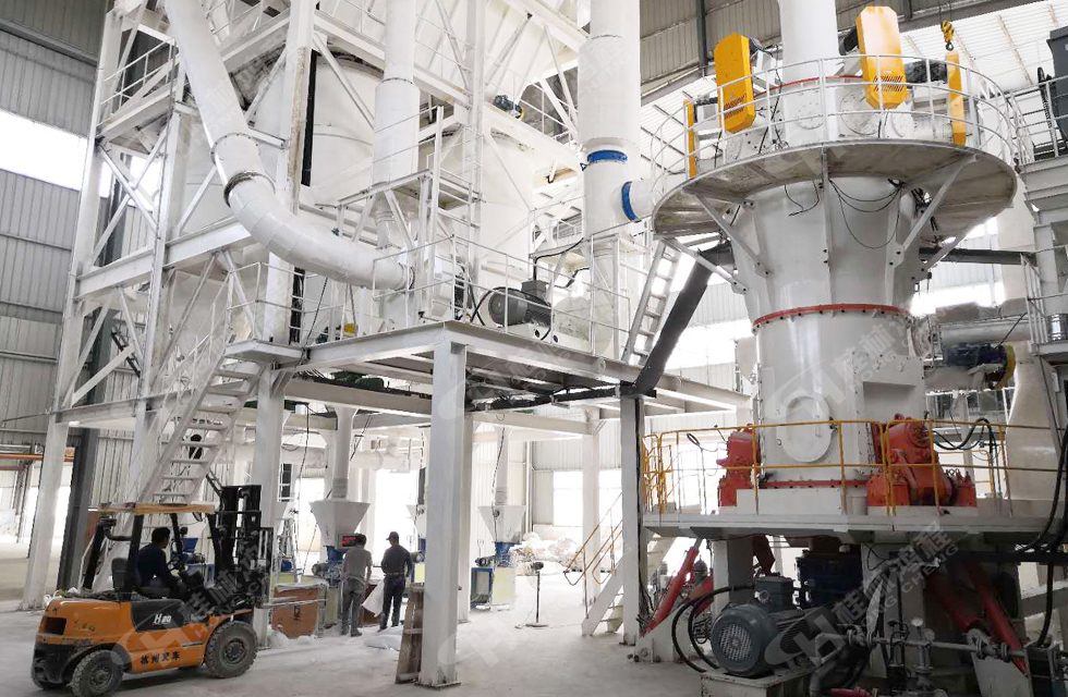 磨磷矿粉设备生产厂家哪里有?磨粉机厂家桂林鸿程超细立式磨粉机设备