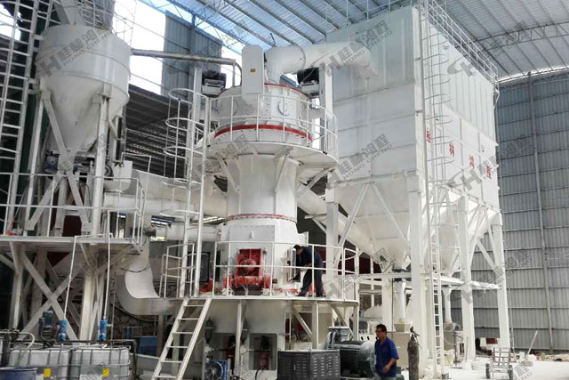 新疆稀土矿，稀土磨粉机，超细磨粉机，超细立磨，超细立式磨粉机，磨粉机厂家，客户现场